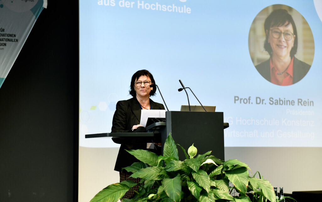 Präsidentin Prof. Dr. Sabine Rein begrüßt die Gäste.